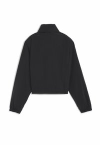 Veste cropped noire avec un col, des manches longues et des poignets élastiques, présentant un tissu texturé qui crée un motif subtil.