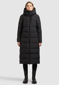 Sort dynejakke med langt, quiltet design, hætte og frontlynlås. Har justerbare snore og lynlåslommer i siderne.