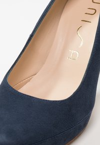 Unisa Lodičky s platformou - dark blue