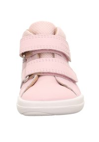 Helle rosa Kleinkind-Sneaker mit zwei verstellbaren Klettverschlüssen, glattem Synthetikmaterial und einem strukturierten Mesh-Kragen für zusätzlichen Komfort.
