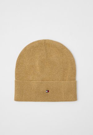 Berretto lavorato a maglia color cammello con risvolto a coste, dotato di un piccolo logo rettangolare rosso, bianco e blu navy.