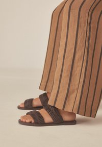 Next FOREVER COMFORT BAND  - Pantofle - chocolate brown