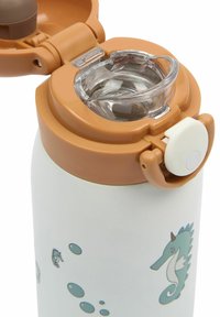 Botella de agua aislada blanca con tapa abatible marrón, pico transparente y diseños con temática marina que incluyen un caballito de mar y burbujas.