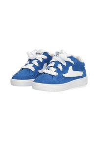 Blauwe suède sneakers met witte veters en zijaccenten. Rondneus, gestructureerd oppervlak en stevige witte rubberen zool.