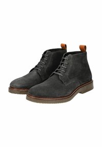 Botas de tobillo de ante gris con puntera redonda, cierre con cordones y detalles en cuero marrón en el talón. Suela de goma texturizada para mayor agarre.