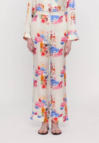 Pantalones de pierna ancha con estampado floral en una tela ligera, que presentan vibrantes patrones en rojo, azul y naranja, con cintura ceñida y dobladillos acampanados.