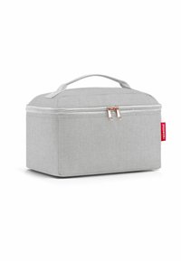 Grijze stoffen opbergzak met een rechthoekige vorm, voorzien van een handvat aan de bovenkant, een tweewegritssluiting en een rode accenttag. Smooth textuur.