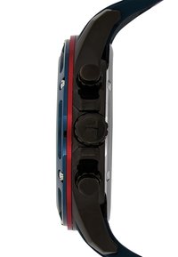 Blå och röd kronografklocka med ett svart hölje, texturerade tryckknappar och ett elegant, böjt armband. Skärmen har flera funktionsknappar.