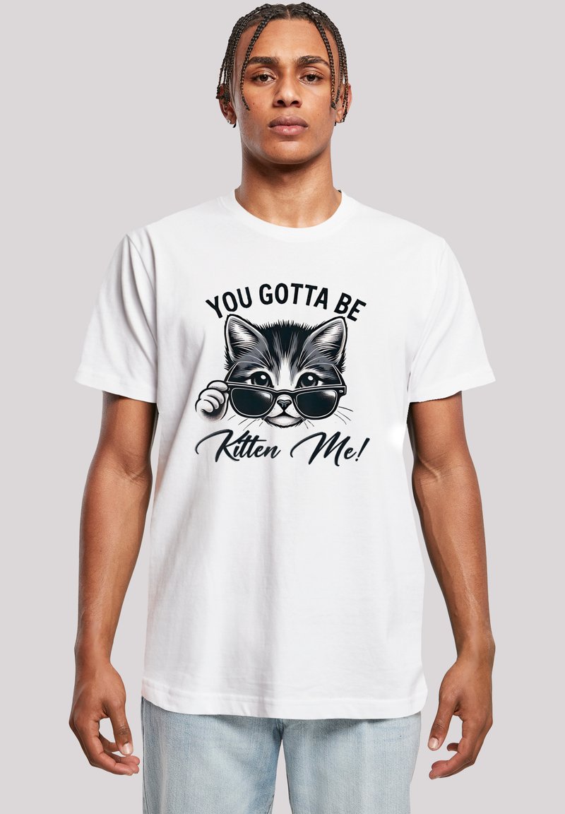 Weißes Baumwoll-T-Shirt mit einem Grafikmotiv eines Katers, der Sonnenbrillen trägt, und dem Text "DU MUSST MICH VERRÜCKT MACHEN!" in schwarzer Schrift.