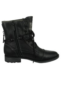 Černá kožená kotníková bota s šněrováním vpředu, bočním zipem a strukturovaným povrchem. Má nízký blokový podpatek a detaily šití.