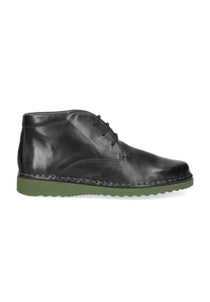 Schwarze Leder-Ankelstiefel mit runder Spitze, grüner Gummisohle und zwei Ösen für die Schnürsenkel. Hat eine glatte Textur und minimale Nähte.