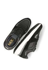 Černé sportovní boty vyrobené z materiálů z ponožkového meshu a semišové kůže, s texturovanou gumovou podrážkou a metalickými akcenty. Šněrovací design s logem na stélce.