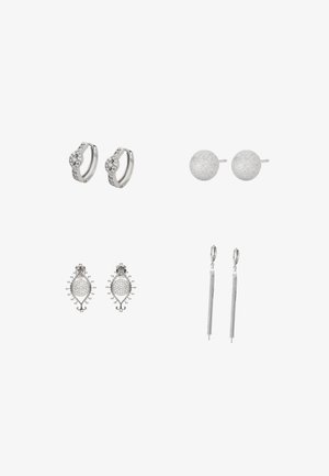 Cuatro pares de pendientes de plata: 1. Pendientes de aro con piedras claras. 2. Pendientes de botón redondos texturizados. 3. Pendientes colgantes ornamentados con detalles. 4. Pendientes largos y colgantes.