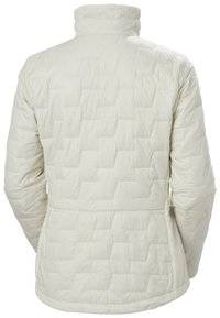 Př padded bunda ve světle béžové barvě s texturovaným diamantovým vzorem, vysokým límcem a přiléhavým pasem, s hladkým a lesklým povrchem.