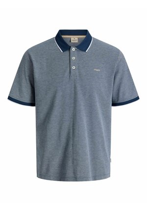 Polo bleu à manches courtes avec col et bord de manches bleu marine, patte à trois boutons et petit logo sur le côté gauche de la poitrine.