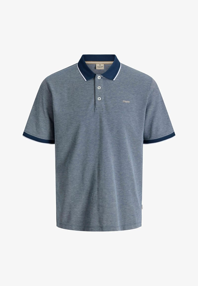 Polo bleu à manches courtes avec col et bord de manches bleu marine, patte à trois boutons et petit logo sur le côté gauche de la poitrine.