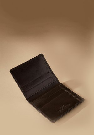 Hnědá kožená peněženka s texturovaným povrchem, obsahující více slotů na karty a přihrádku na hotovost, otevřená na neutrálním pozadí.