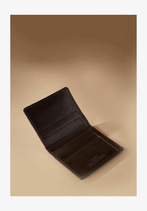Hnedá kožená peňaženka s textúrovaným povrchom, ktorá obsahuje viacero priehradiek na karty a jednu na hotovosť, otvorená na neutrálnom pozadí.