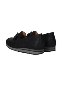 Zwarte loafers met een gestructureerde afwerking, voorzien van een decoratieve strik en een grijze zool. Laag profiel ontwerp met een gladde binnenvoering.