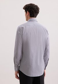 Koszula z długim rękawem w czarno-białą kratę, z zapięciem na guziki przy kołnierzyku i mankietach, uszyta z gładkiego, lekkiego materiału.