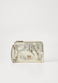 Borsa a mano metallica oro con strisce in rilievo, chiusura con zip e tracolla removibile. Presenta un accento col logo oro sul fronte.