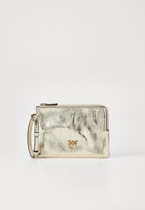Metallisch gouden clutch tas met geperste strepen, rits sluiting en een afneembare band. Bevat een gouden logo-accent aan de voorkant.