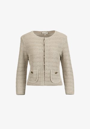 Beigefarbener Strickcardigan mit langen Ärmeln, rundem Ausschnitt, vorderem Hakenverschluss und zwei aufgesetzten Taschen mit Knopfdetails.