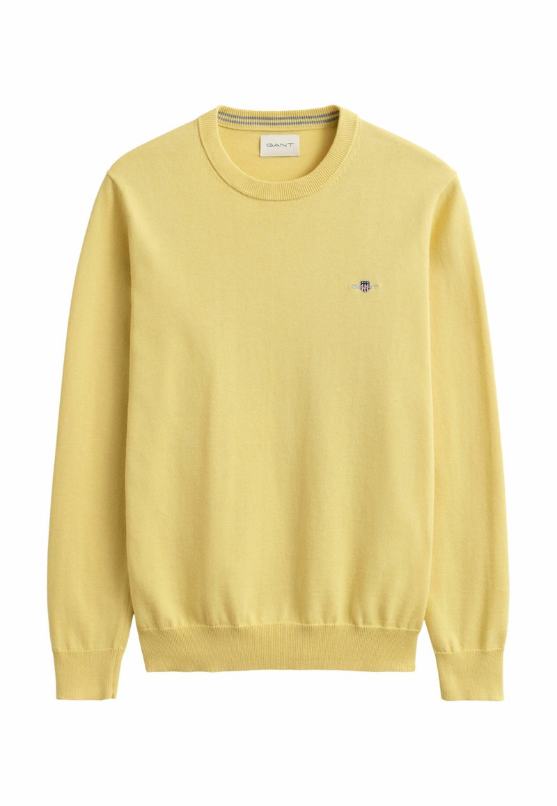 Hellgelber Rundhalspullover mit langen Ärmeln und kleinem, gesticktem Logo auf der linken Brust.