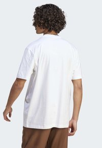 adidas Sportswear FUTURE ICONS BADGE OF SPORT - T-shirt imprimé - white/black