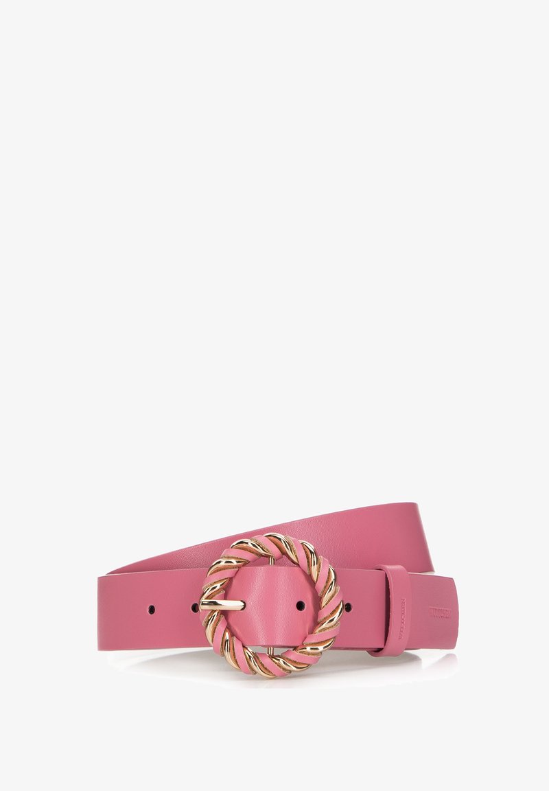 Růžový kožený pásek s zkroucenou zlatou kulatou přezkou. Má hladkou texturu a více velikostních otvorů. Klasický design pro všestranné stylizace.