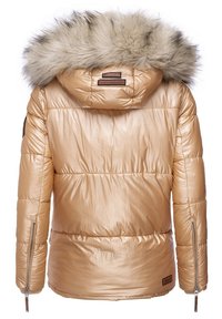 Chaqueta acolchada de color beige dorado con capucha de pelo sintético, que presenta cremalleras laterales y textura acolchada en la parte trasera. Etiqueta de la marca visible en el cuello.