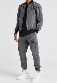 SIKSILK Bomberjacka - black