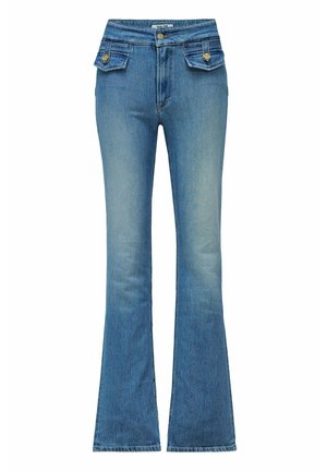 Jeans de mezclilla azul de cintura alta con piernas acampanadas, cierre frontal con botones y cremallera, y dos bolsillos con solapa y botones dorados.