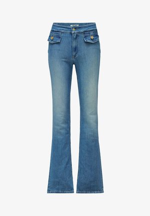 Jeans en denim bleu taille haute avec jambes évasées, fermeture avant par boutons et zip, et deux poches à rabat avec boutons dorés.