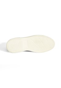 Witte rubberen schoenzool met gestructureerd grippatroon en horizontale lijnen, met een gebogen vorm en gladde randen.