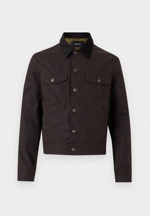 Ciemnobrązowa krótka kurtka z czarnym kołnierzem z sztruksu, zapinana z przodu na guziki, z dwoma zapinanymi na guziki kieszeniami na wysokości klatki piersiowej.