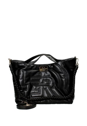 Borsa a mano in pelle nera con texture trapuntata, logo oversize, dettagli in metallo, manici doppi e tracolla intrecciata removibile.