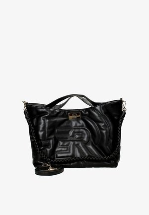 Borsa a mano in pelle nera con texture trapuntata, logo oversize, dettagli in metallo, manici doppi e tracolla intrecciata removibile.