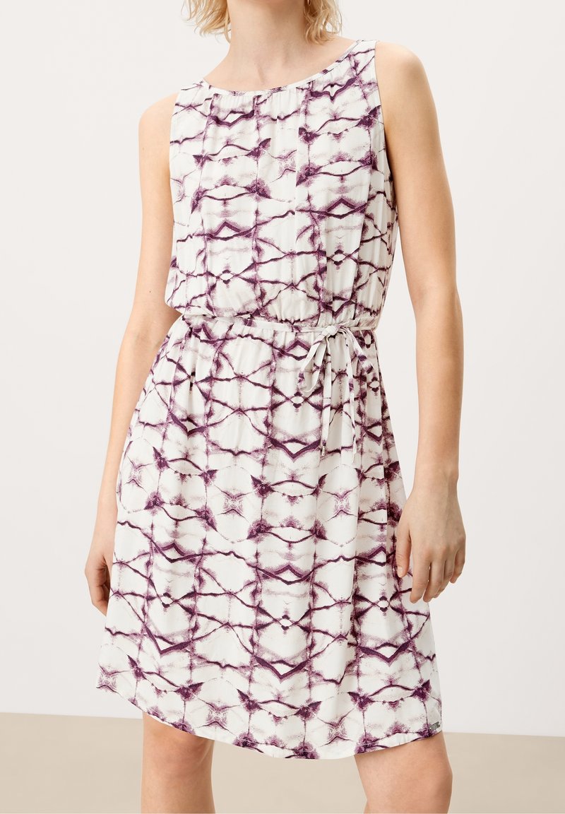 Ärmelloses weißes Kleid mit einem lila abstrakten Muster, das einen gerafften Ausschnitt und eine taillierte Taille mit einem Bindeband-Detail aufweist.