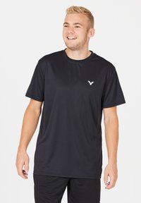 Svart kortärmad tränings t-shirt i fuktavvisande tyg. Har rund halsringning och en liten vit logotyp på vänster bröst.