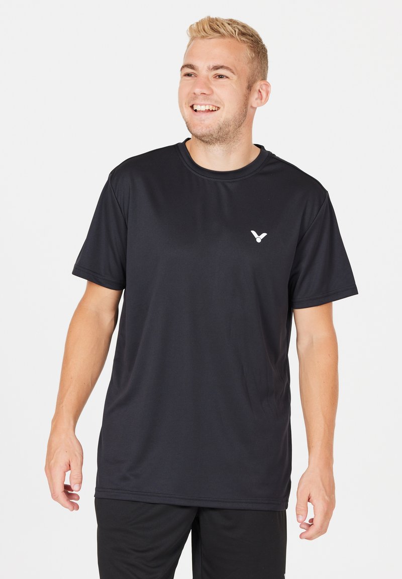 Svart kortärmad tränings t-shirt i fuktavvisande tyg. Har rund halsringning och en liten vit logotyp på vänster bröst.