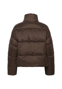 Ruda pūkinė striukė su aukštu apykakle, trumpu dizainu ir siūvetu paviršiumi. Yra plačios rankovės ir elastingas apačioje.