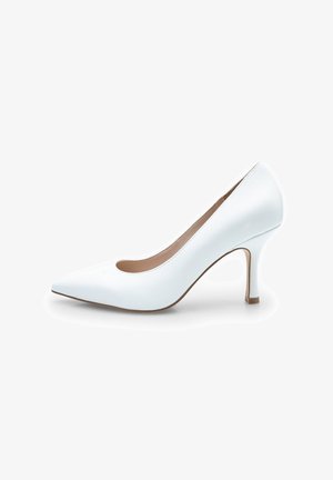 Talons aiguilles blancs en cuir avec un orteil pointu et une découpe arrondie. Présente un talon fin et une surface lisse et texturée.