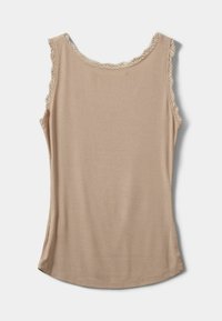 Bež i rebrasta majica bez rukava s valovitim čipkastim rubom oko izreza i otvorima za ruke, s zaobljenim rubom i mekanom teksturom.