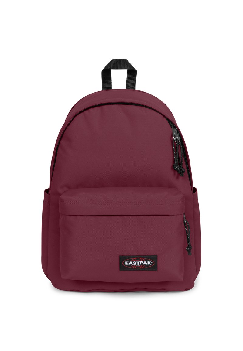 Bordeaux batoh Eastpak s kulatým vrchem, přední kapsou, černými zipy a odolnou, strukturovanou látkou. Obsahuje horní ucho a nastavitelné popruhy.