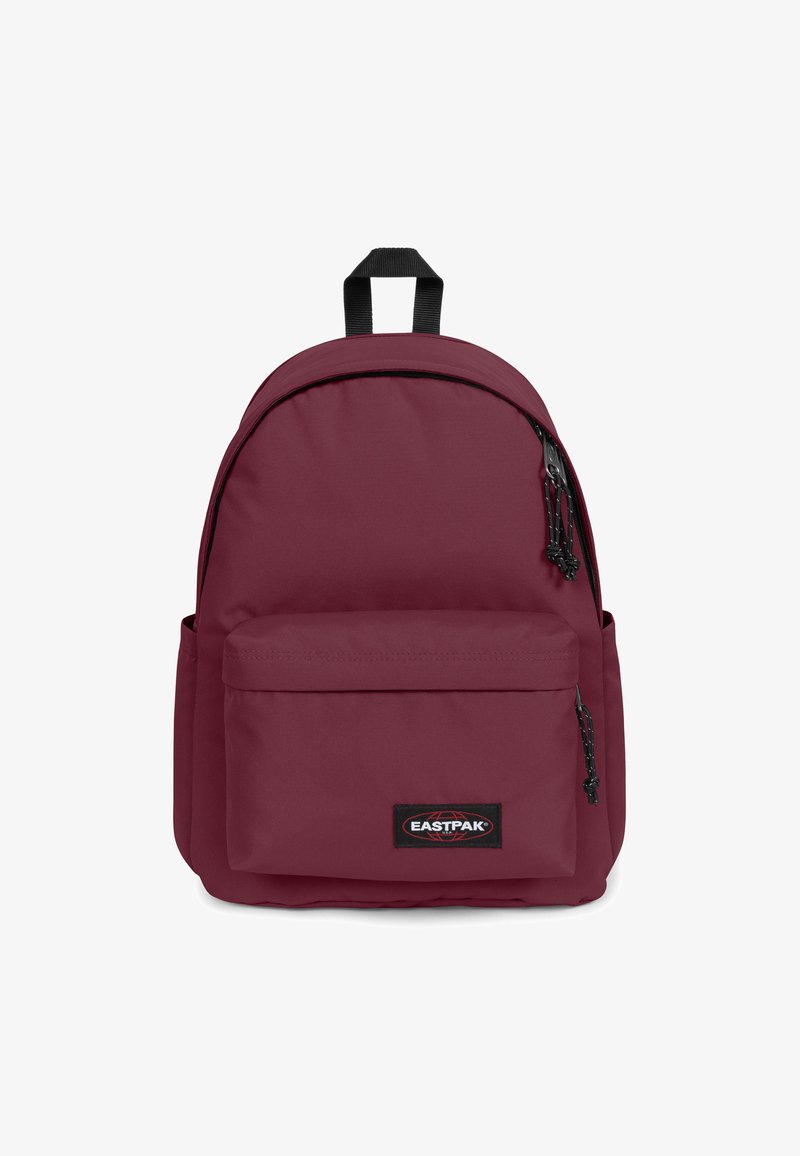 Bordeaux batoh Eastpak s kulatým vrchem, přední kapsou, černými zipy a odolnou, strukturovanou látkou. Obsahuje horní ucho a nastavitelné popruhy.