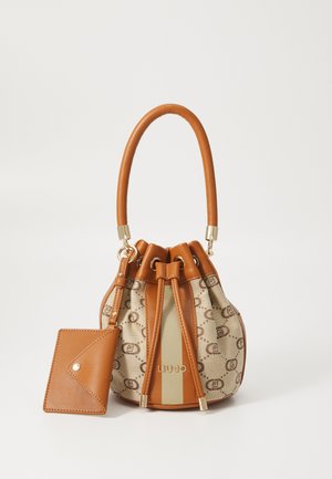 Borsa a secchiello in pelle marrone con esterno in tela beige a motivo, hardware dorato e portacarte rimovibile. Presenta una chiusura a coulisse e un dettaglio del logo.