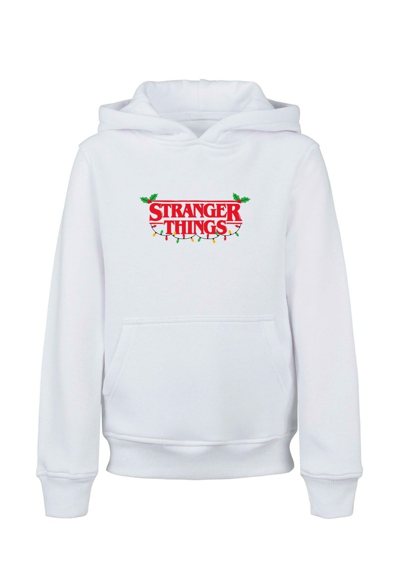 Bílá mikina s kapucí a přední kapsou. Obsahuje červený nápis "STRANGER THINGS" s zelenými akcenty a dekorativními světly.