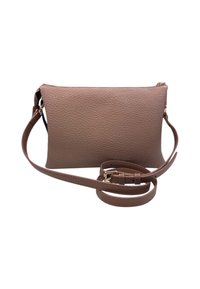 Borsa a tracolla in pelle marrone con texture, dotata di chiusura a zip e tracolla regolabile, che presenta una forma rettangolare e un design minimalista.