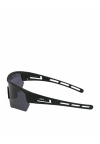 Schwarze Sportsonnenbrille mit einem umschließenden Design, grauen Gläsern und belüfteten schwarzen Bügeln mit geschlitzten Akzenten. Markenzeichen an der Seite.